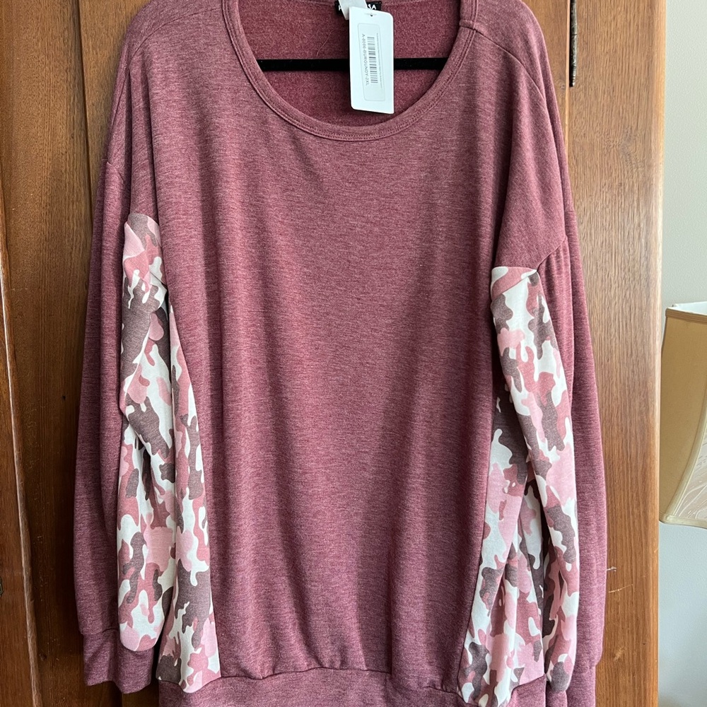 Stylish Maroon Camo Sleeve Women's Sweatshirt